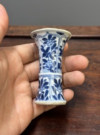 Deux coupes &agrave; pied et quatre vases miniatures de forme 'gu' en porcelaine de Chine en bleu et blanc, Kangxi