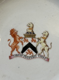 Een Chinees export bord met het wapen van Lord Percy Clinton Sydney Smith, burggraaf van Strangford, Jiaqing