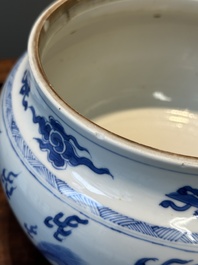 Een Chinese blauw-witte kom met mythische dieren, Kangxi