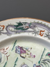 Une cruche en porcelaine de Chine famille rose sur fond vert  &agrave; d&eacute;cor de dragons et un plat &agrave; decor 'sept sages' et &agrave; bord de dragons, 19&egrave;me