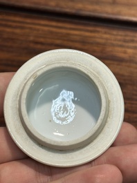 Een Chinese blauw-witte 'Lange Lijzen' theebus en deksel, conische schelp merk, Kangxi