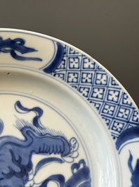 Een paar Chinese blauw-witte borden met boeddhistische leeuwen, ding merk, Kangxi