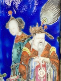 Paire de rares porte-chapeaux en porcelaine de Chine famille rose sur fond bleu &agrave; d&eacute;cor de 'huit immortels', marque et &eacute;poque de Tongzhi