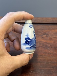 Zes Chinese blauw-witte snuifflessen, 19de eeuw