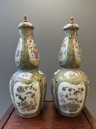 Een paar Chinese Canton famille rose kalebasvazen met deksel, 19e eeuw