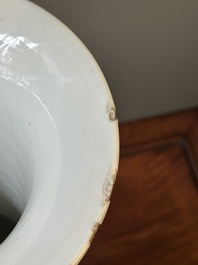 Vase de forme 'gu' en porcelaine de Chine doucai &agrave; d&eacute;cor de coq, marque de Qianlong, 19&egrave;me