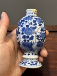 Vijf Chinese blauw-witte vazen, Kangxi