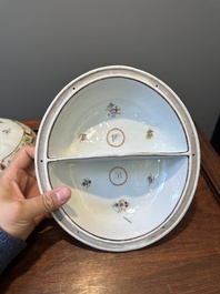 Une terrine couverte &agrave; deux compartiments et une assiette monogramm&eacute;e en porcelaine de Chine famille rose de Canton, 19&egrave;me