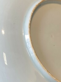 Paire d'assiettes en porcelaine de Chine de style Kakiemon d&eacute;cor&eacute;es aux Pays-Bas, 18&egrave;me