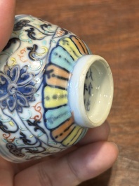 Een paar Chinese doucai kopjes met lotusslingers, Guangxu merk en periode