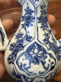Deux verseuses couvertes en porcelaine de Chine en bleu et blanc, Kangxi