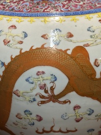 Paire de vases de forme bouteille en porcelaine de Chine famille rose &agrave; d&eacute;cor de dragons, Tongzhi/Guangxu