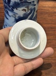 Paire de vases couverts en porcelaine de Chine en bleu, blanc et rouge de cuivre, marque de Kangxi, 19&egrave;me