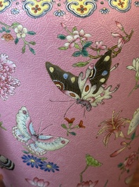 Een Chinese famille rose vaas met vlinders op roze sgraffito fond, Qianlong merk en mogelijk periode