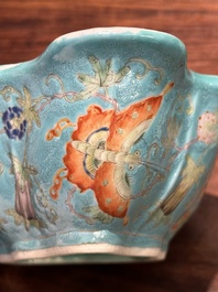 Een paar Chinese famille rose bladvormige kommen met vlinders op turquoise fondkleur, Jiaqing merk en periode