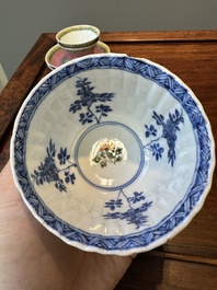 Een paar Chinese famille verte en een paar famille rose koppen en schotels, Kangxi/Yongzheng