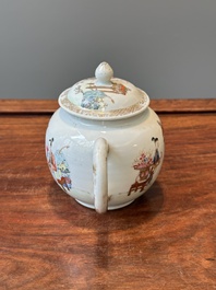 Een Chinese vergulde famille rose theepot, Yongzheng