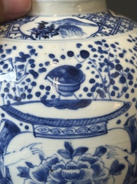 Een paar Chinese blauw-witte dekselvazen en drie potten, 19e eeuw