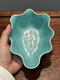 Een paar Chinese famille rose bladvormige kommen met vlinders op turquoise fondkleur, Jiaqing merk en periode