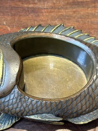 Bo&icirc;te couverte en bronze partiellement dor&eacute;e figurant Ebisu sur une dorade, Japon, sign&eacute;e Miyao Zo, Meiji, vers 1880