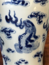 Een paar Chinese blauw-witte dekselvazen en drie potten, 19e eeuw