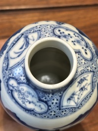 Garniture de cinq vases en porcelaine de Chine en bleu et blanc &agrave; d&eacute;cor de paysage, 19&egrave;me
