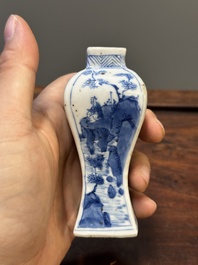 Deux vases, deux pichets miniatures et une bo&icirc;te &agrave; th&eacute; en porcelaine de Chine en bleu et blanc, Kangxi