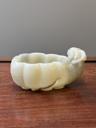 Een Chinese celadon jade bloemvormige penselenwasser met een ramskop, 17e eeuw