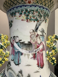 Paire de vases en porcelaine de Chine famille rose &agrave; d&eacute;cor narratif, 19&egrave;me
