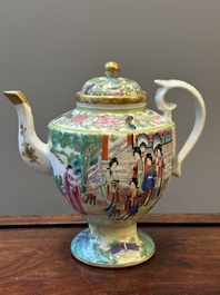 Twee fijne Chinese Canton famille rose theepotten, 19e eeuw