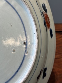 Plat en porcelaine Imari du Japon &agrave; d&eacute;cor de carpes, Edo, 17&egrave;me