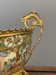 Twee Chinese Canton famille rose kommen met vergulde bronzen monturen, 19e eeuw