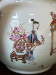 Een Chinese vergulde famille rose theepot, Yongzheng