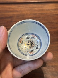 Een paar Chinese doucai kopjes met lotusslingers, Guangxu merk en periode