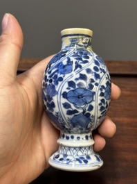 Vijf Chinese blauw-witte vazen, Kangxi