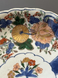 A Chinese verte-Imari dish with floral decor, Kangxi