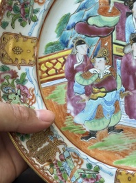 Een Chinese Canton famille rose dekselterrine  met bijbehorend bord, 19e eeuw