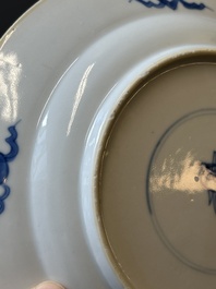 Een paar Chinese blauw-witte borden met boeddhistische leeuwen, ding merk, Kangxi