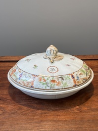 Une terrine couverte &agrave; deux compartiments et une assiette monogramm&eacute;e en porcelaine de Chine famille rose de Canton, 19&egrave;me