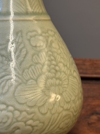 Vase en porcelaine de Chine en c&eacute;ladon monochrome &agrave; d&eacute;cor floral incis&eacute;, Kangxi