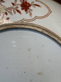 Grand plat en porcelaine de Chine wucai &agrave; d&eacute;cor figuratif et floral, marque de Jiajing, &eacute;poque Transition