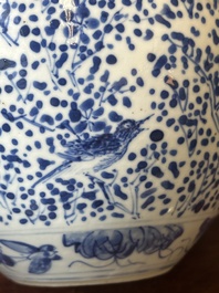 Een paar Chinese blauw-witte dekselvazen en drie potten, 19e eeuw