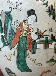 Une paire de pots et un plat en porcelaine de Chine famille rose de Nankin, marque de Chenghua, 19&egrave;me