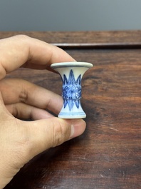 Deux coupes &agrave; pied et quatre vases miniatures de forme 'gu' en porcelaine de Chine en bleu et blanc, Kangxi