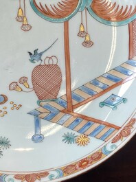 Paire d'assiettes en porcelaine de Chine de style Kakiemon d&eacute;cor&eacute;es aux Pays-Bas, 18&egrave;me