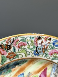 Assiette en porcelaine de Chine famille rose de Canton &agrave; d&eacute;cor narratif, 19&egrave;me
