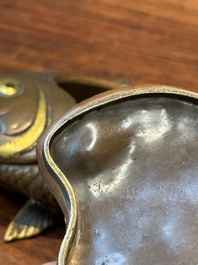 Bo&icirc;te couverte en bronze partiellement dor&eacute;e figurant Ebisu sur une dorade, Japon, sign&eacute;e Miyao Zo, Meiji, vers 1880