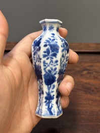 Deux vases, deux pichets miniatures et une bo&icirc;te &agrave; th&eacute; en porcelaine de Chine en bleu et blanc, Kangxi