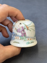 Groupe de trois objets de bureau d'&eacute;rudit en porcelaine de Chine famille rose, marque de Qianlong, 19/20&egrave;me