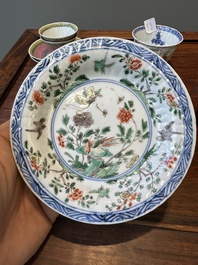 Een paar Chinese famille verte en een paar famille rose koppen en schotels, Kangxi/Yongzheng